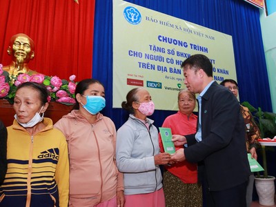 Tổng giám đốc BHXH Việt Nam Nguyễn Thế Mạnh trao tặng sổ BHXH cho đồng bào nghèo miền Trung