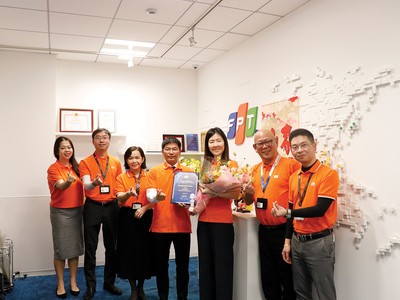 Chị Watanabe Hirona (cầm hoa), nhân sự thứ 60.000 của FPT