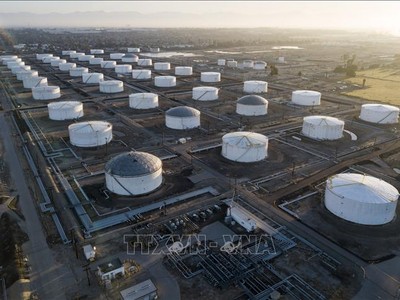 Bể chứa dầu tại kho dự trữ ở Carson, California, Mỹ. Ảnh: AFP/TTXVN