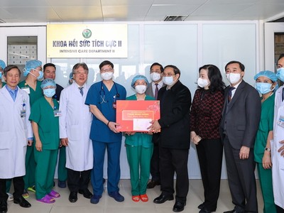 Thủ tướng Chính phủ tặng quà cho các y, bác sĩ tại Bệnh viện Hữu nghị Việt Đức.