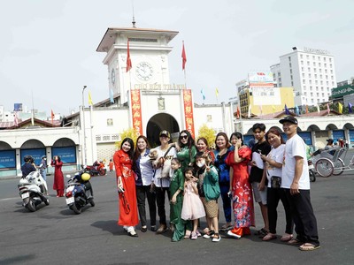 TP.HCM: Người dân nô nức du xuân, “check in” trung tâm thành phố 