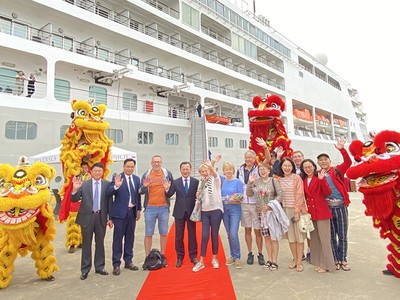 Sáng mùng 1 Tết Quý Mão, 500 du khách đáp du thuyền "xông đất" Quảng Ninh 