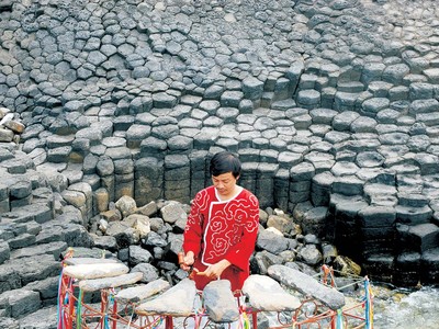 Nghệ sĩ ưu tú Bùi Thanh Hải (nguyên Phó giám đốc Nhà hát Ca múa nhạc dân gian Sao Biển) trong lần trình diễn đàn đá Tuy An tại Di tích quốc gia đặc biệt Gành Đá Đĩa