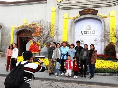 Du khách du xuân tại Yên Tử ngày đầu năm mới.