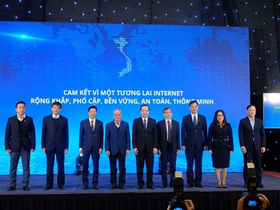 Ông Mai Liêm Trực (thứ tư từ trái sang), ông Vũ Hoàng Liên (thứ tư từ phải sang) - những người được đánh giá là có ảnh hưởng lớn nhất đến sự phát triển Internet tại Việt Nam giai đoạn 1997-2017, trong Lễ kỷ niệm 25 năm Internet tại Việt Nam, tháng 12/2022