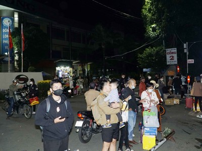 Rạng sáng, bến xe miền Đông cũ (quận Bình Thạnh) nhộn nhịp người dân từ các tỉnh quay lại TP.HCM để làm việc.