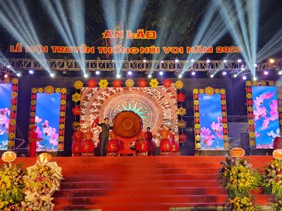 Ông Nguyễn Cao Lân, Bí thư Huyện ủy An Lão đánh trống khai hội. Ảnh: Quỳnh Nga.