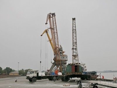 Hoạt động bốc xếp hàng hoá tại khu vực cảng Vật Cách, TP Hải Phòng. Ảnh: Hải Ngân.