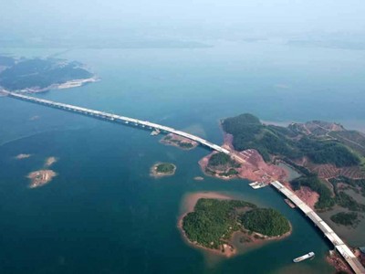 Vùng đồng bằng sông Hồng được kỳ vọng là trung tâm kinh tế, tài chính lớn mang tầm khu vực và thế giới. Ảnh minh họa: Cầu Tiên Yên, Quảng Ninh.