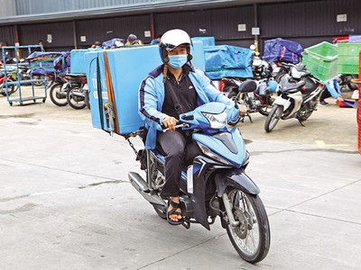 Mua sắm trực tuyến đã trở nên quen thuộc với người dân Việt Nam, tạo dư địa tăng trưởng lớn cho thương mại điện tử. Ảnh: L.T