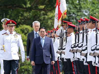 Thủ tướng Singapore Lý Hiển Long và Phu nhân chủ trì lễ đón Thủ tướng Phạm Minh Chính và Phu nhân, cùng đoàn đại biểu cấp cao Việt Nam thăm chính thức Singapore. (Ảnh: Nhật Bắc)