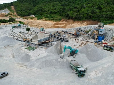 Việc tìm kiếm đủ các loại vật liệu thông thường như đá, đất đắp, cát... đang là thách thức lớn đối với các chủ dự án đường cao tốc.