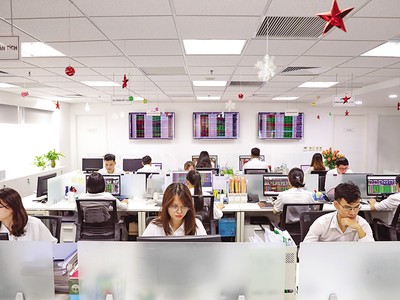 So với Trung Quốc, pháp luật Việt Nam về bảo vệ nhà đầu tư chứng khoán chưa có nhiều quy định. Ảnh: Đức Thanh