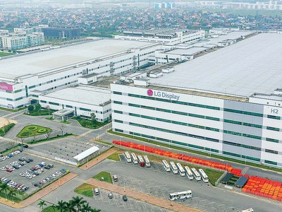 Hàng loạt tên tuổi lớn của thế giới đã chọn và đưa các địa phương trong Vùng đồng bằng sông Hồng thành “cứ điểm” sản xuất của mình. Trong ảnh: Nhà máy LG Display tại Hải Phòng Ảnh: Đức Thanh.