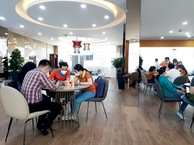 Khách hàng tìm hiểu sản phẩm tại dự án Lagi Central, Bình Dương. Ảnh: Việt Dũng 