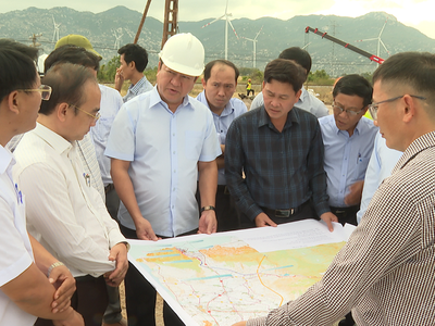 Ông Trần Quốc Nam, Chủ tịch UBND tỉnh Ninh Thuận trong lần kiểm tra tiến độ triển khai Dự án đường nối cao tốc Bắc – Nam với Quốc lộ 1A và Cảng biển tổng hợp Cà Ná. Nguồn: NTV