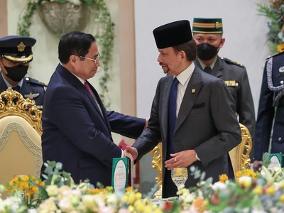 Thủ tướng Phạm Minh Chính và Quốc vương Hassanal Bolkiah. (Ảnh: Nhật Bắc)