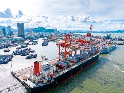 Tổng công ty Hàng hải Việt Nam (VIMC) đang quản lý 14 cảng biển có vị trí quan trọng. Trong ảnh: cảng Quy Nhơn do VIMC quản lý.