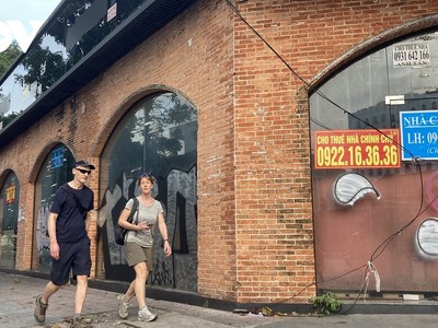 Một cửa hàng trên đường Hai Bà Trưng bỏ không cả năm trời, đang được tận dụng làm nơi giữ xe. (Ảnh: Duy Phương) 