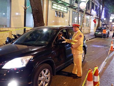 Nhiều ý kiến cho rằng, quy định nồng độ cồn khi lái xe bằng không là chưa phù hợp, cần linh hoạt hơn Ảnh: Đình Hiếu