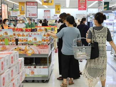 Người dân mua sắm tại một siêu thị ở Seoul, Hàn Quốc. (Ảnh: Yonhap/TTXVN)