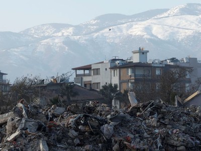Đống đổ nát ngổn ngang sau trận động đất ở Hatay, Thổ Nhĩ Kỳ. Ảnh: Reuters