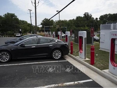 Xe điện của Tesla tại một trạm sạc điện ở Arlington, bang Virginia (Mỹ). Ảnh: AFP/TTXVN