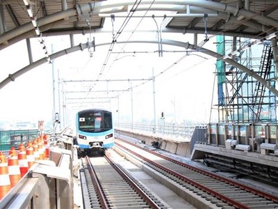 Tàu metro số 1 rời ga Bình Thái trong buổi chạy thử nghiệm. (Ảnh: Tiến Lực/TTXVN)