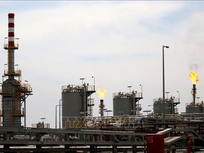 Một cơ sở khai thác dầu ở Zubair, tỉnh Basra, miền Tây Nam Iraq. Ảnh: AFP/TTXVN