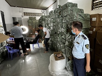 Lực lượng Quản lý thị trường ập vào kiểm tra một kho hàng tại quận Gò Vấp