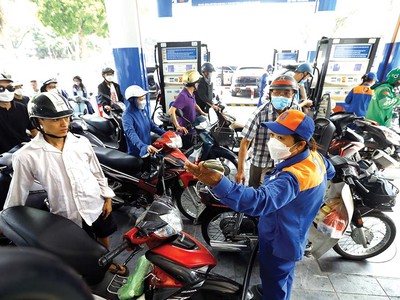 Giá nhập vào bằng giá bán ra là nguyên nhân chính khiến khối doanh nghiệp bán lẻ xăng dầu thua lỗ nặng Ảnh: Đức Thanh