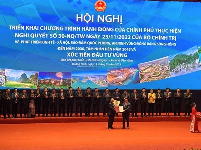 Chủ tịch UBND tỉnh Thái Bình Nguyễn Khắc Thận trao giấy chứng nhận đăng ký đầu tư cho Công ty TNHH Compal Electronics (Việt Nam)