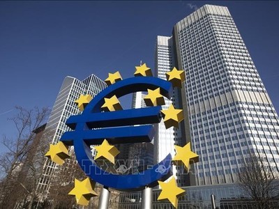 Biểu tượng đồng tiền chung euro ở phía trước trụ sở Ngân hàng Trung ương châu Âu (ECB) tại Frankfurt am Main, Đức. Ảnh: AFP/TTXVN