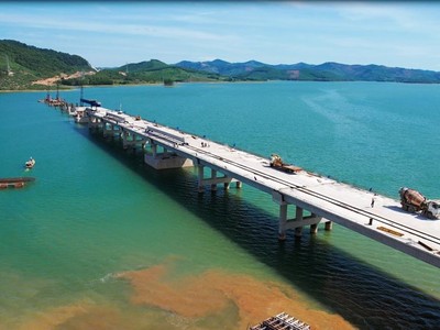 Thi công cầu vượt Yên Mỹ - một hạng mục quan trọng tại Dự án thành phần Quốc lộ 45 - Nghi Sơn. 