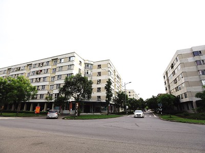 Không chỉ giúp người lao động thu nhập thấp có cơ hội an cư, các gói tín dụng nhà ở xã hội còn như “mồi lửa nhỏ” làm ấm thị trường bất động sản. Trong ảnh: Một phần khu nhà ở xã hội tại Khu đô thị Đặng Xá (Gia Lâm, Hà Nội). Ảnh: Đức Thanh