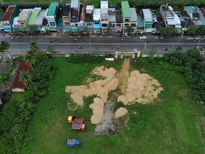 Sân vận động Sơn Tịnh bị bỏ hoang.