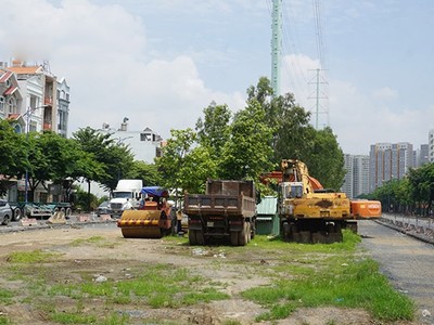 Dù đã có mặt bằng nhưng Dự án mở rộng đường Đồng Văn Cống (TP.Thủ Đức) đã chậm hơn 2 năm chưa làm xong 