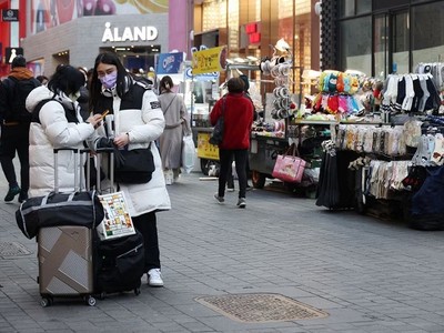 Khu mua sắm Myeongdong ở Seoul, Hàn Quốc. Nguồn: Reuters.