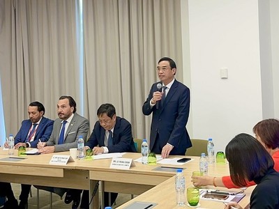 Chủ tịch thành phố Đà Nẵng, ông Lê Trung Chinh giới thiệu những thế mạnh của Thành phố tại Toạ đàm Đầu tư Đà Nẵng tại Dubai.