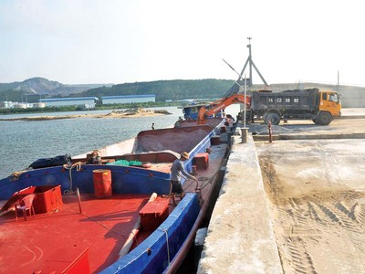 Cảng Ninh Phúc được đầu tư trên đất của Tổng công ty Vận tải thủy thuê của Nhà nước. Ảnh: A.M