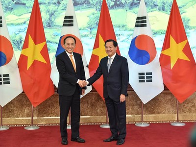 Phó thủ tướng Chính phủ Lê Minh Khái và Phó thủ tướng Hàn Quốc Kyungho Choo. (Ảnh: VGP/Quang Thương)