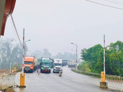 Một đoạn đường bộ dẫn lên cửa khẩu Côc Nam.