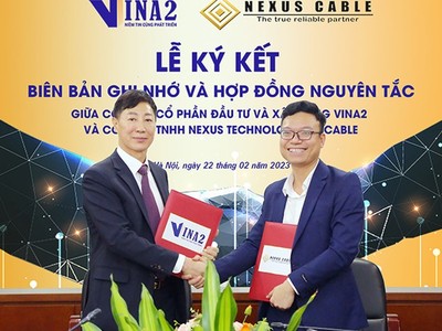 Ông Nguyễn Huy Quang (phải) - Phó chủ tịch HĐQT VINA2 và ông See Gun Ok - Chủ tịch HĐTV, Tổng giám đốc Nexus Cable ký kết biên bản ghi nhớ và hợp đồng nguyên tắc nhà máy sản xuất dây điện và cáp điện công nghệ cao