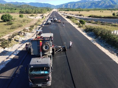 Thảm bê tông nhựa cao tốc Vĩnh Hảo - Phan Thiết.