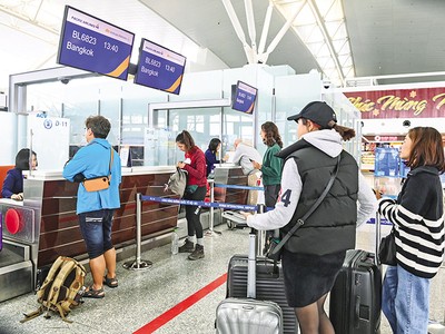 Nhiều kiến nghị liên quan đến chính sách visa để thúc đẩy phát triển du lịch đã được gửi tới VBF. Trong ảnh: Khách quốc tế thực hiện thủ tục tại Cảng hàng không quốc tế Nội Bài. Ảnh: Thy Giang