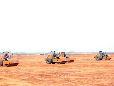 Thi công san lấp mặt bằng Cảng hàng không quốc tế Long Thành. Ảnh: Lê Toàn