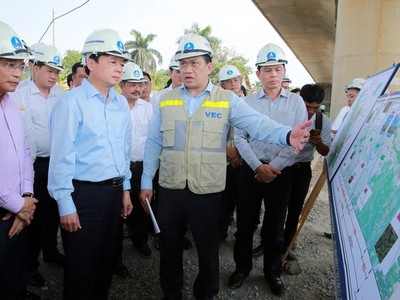 Phó Thủ tướng Trần Hồng Hà nghe báo cáo về những vướng mắc, khó khăn của dự án cao tốc Bến Lức – Long Thành - Ảnh: VGP/Minh Khôi.