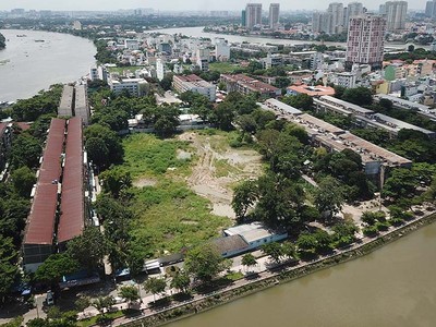 Khu đất trống là 2 cụm chung cư thuộc 8 chung cư lô số Thanh Đa đã tháo dỡ, khởi công từ tháng 4/2022 rồi “đứng hình” tới nay