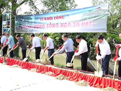 Lãnh đạo tỉnh Đồng Tháp và TP. Sa Đéc thực hiện nghi thự khởi công Dự án Dòng sông Hoa Sa Đéc, ảnh: Hoài Thảo 