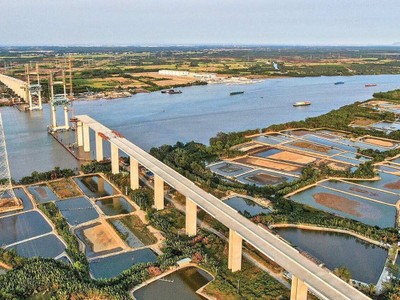 Một đoạn cao tốc Bến Lức - Long Thành thi công dang dở.